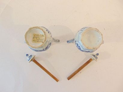 CHINE Trois petites aiguières (dont une paire à pans) à décors animés en bleu et...