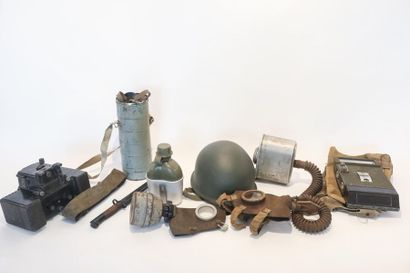 MILITARIA Onze pièces (baïonnette, périscope M4, trois masques à gaz, base de téléphone...