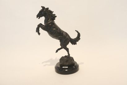 ECOLE FRANCAISE "Raiser Horse", 20th, bronze print with dark patina, marble counterfoil,...