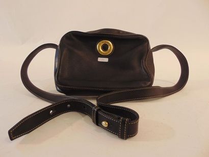 CELINE - PARIS Rectangular black leather handbag, marked, with cover, l. 22 cm [wear...