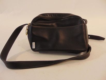 CELINE - PARIS Rectangular black leather handbag, marked, with cover, l. 22 cm [wear...