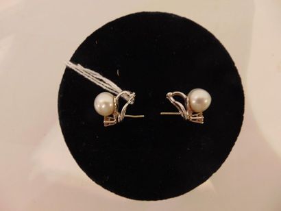 null Pair of ear studs set with a pearl and a brilliant, punch marks, approx. 7 ...