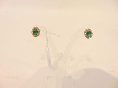 null Pair of earrings set with an oval emerald surrounded by brilliants, 4 g app...