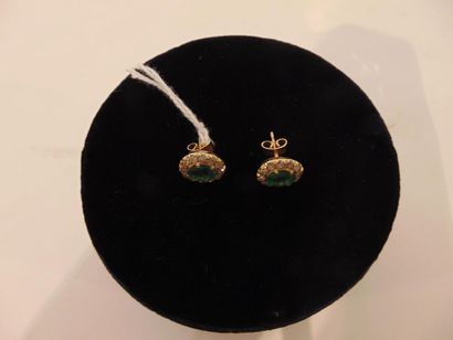 null Pair of earrings set with an oval emerald surrounded by brilliants, 4 g app...
