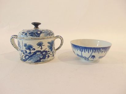 CHINE Bol à décor bleu et blanc dit bleu de Hué, dynastie Qing / XIXe, porcelaine,...