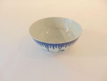 CHINE Bol à décor bleu et blanc dit bleu de Hué, dynastie Qing / XIXe, porcelaine,...