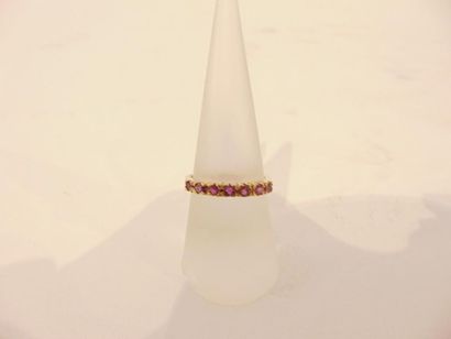 null Ring in 18 karat yellow gold set with a line of rubies, t. 54, approx. 2 g.