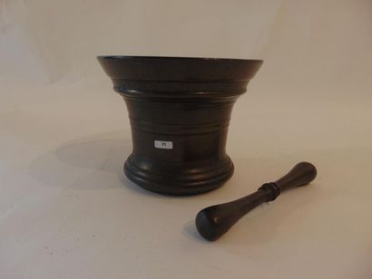 AMSTERDAM Mortar and pestle, probably 1761, bronze with a patina of use, frieze with...