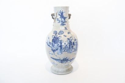 CHINE Grand vase-balustre à décor bleu et blanc en léger relief sur couverte craquelée...
