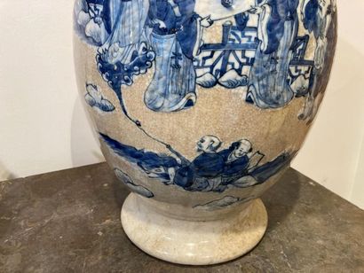 CHINE Grand vase-balustre à décor bleu et blanc en léger relief sur couverte craquelée...