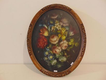 ECOLE FRANCAISE "Bouquet", début XXe, huile, 48,5x38 cm (à vue ovale).