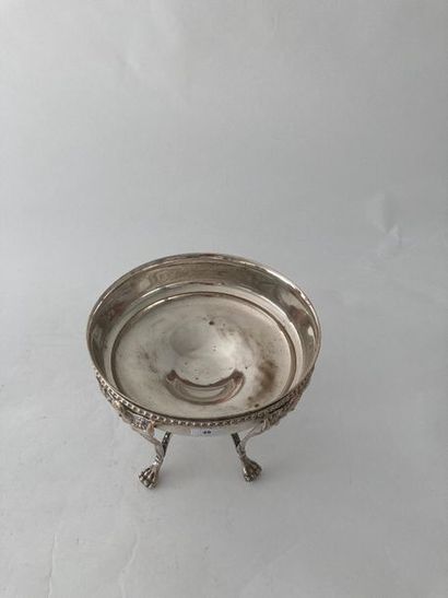 null Cup in Athenian quadripod with female figures in sheath, 20th, silver plated...