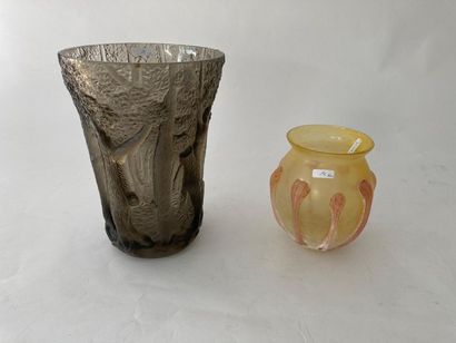 null Vase ovoïde, XXe, verre coloré sablé et travaillé à chaud, h. 16 cm.



On y...