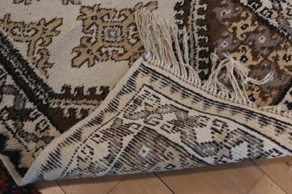 null Deux petits tapis persans à motifs stylisés, 180x85 cm et 121x74 cm env. [usures...