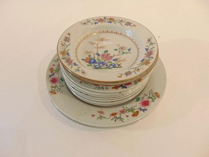 CHINE Paire de plats et suite de huit assiettes à décor de fleurs, rochers et bambous...