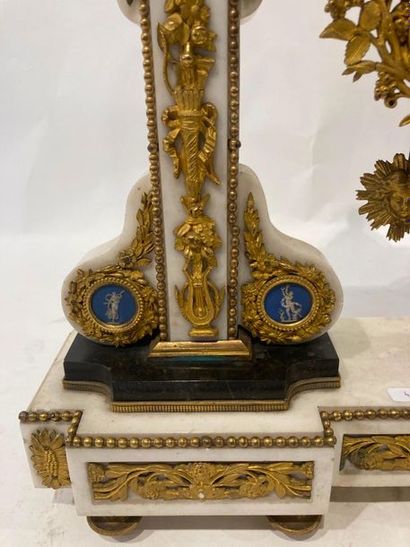 null Importante pendule-portique d'époque Louis XVI aux lyres, fin XVIIIe, marbre,...