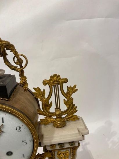null Importante pendule-portique d'époque Louis XVI aux lyres, fin XVIIIe, marbre,...