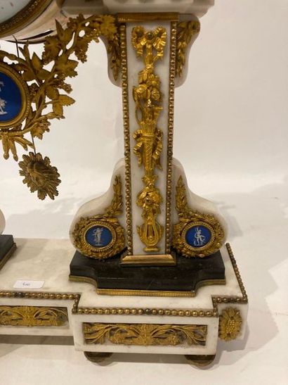 null Importante pendule-portique d'époque Louis XVI aux lyres, fin XVIIIe, marbre,...