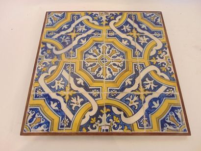 PORTUGAL Deux panneaux décoratifs, XVII-XVIIIe, trente-deux carreaux d'azulejos,...