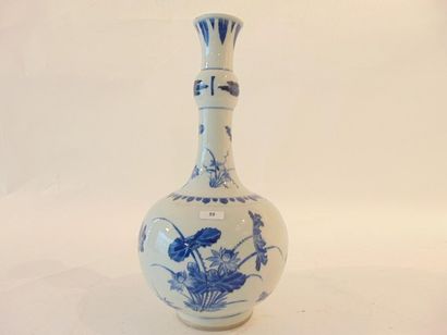 CHINE Vase-bouteille à col bulbeux et décor floral bleu et blanc, dynastie Qing /...