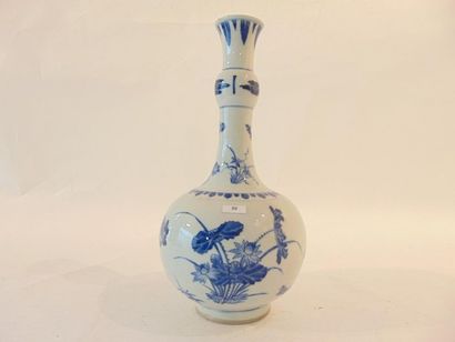 CHINE Bottle bowl with bulbous neck and blue and white floral decoration, Qing dynasty...