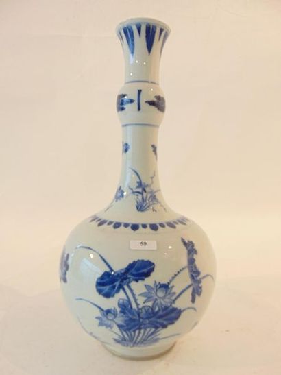 CHINE Bottle bowl with bulbous neck and blue and white floral decoration, Qing dynasty...