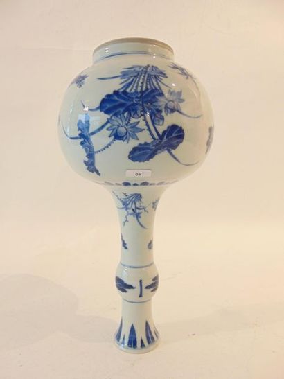 CHINE Vase-bouteille à col bulbeux et décor floral bleu et blanc, dynastie Qing /...