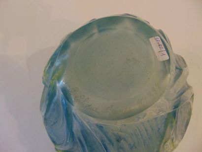 LALIQUE- FRANCE Vase ovoïde aux sauterelles, XXe, verre pressé-moulé à patine colorée,...