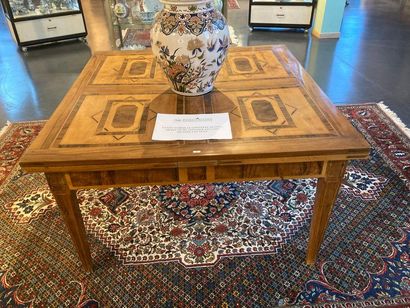 null Square table with two Italian-style extensions, early 19th century, veneered...