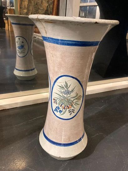 BRUXELLES Vase-cornet monumental à décor floral polychrome dans des médaillons ovales...