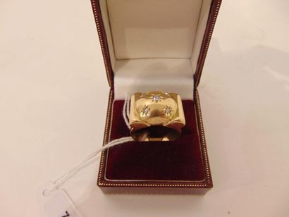 null Art Deco dome ring in 18 karat yellow gold with five diamonds, hallmark, t....