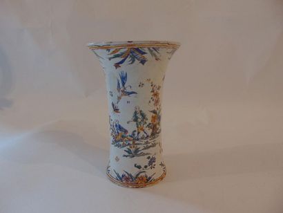 MOUSTIERS [attribué à] Vase-cornet à décor polychrome de grotesques, XVIIIe, faïence...