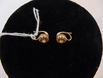 null Pair of 18 karat yellow gold earrings set with pearls, with case, h. 1 cm, 2...