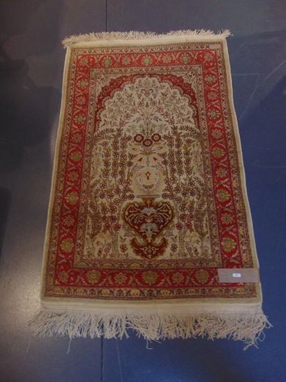 null Tapis persan de prière à mihrab sur champ ivoire, 136x77 cm env.