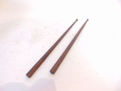 null Tambour, fin XIXe, bois relaqué et laiton, avec baguettes, d. 41 cm [usures...
