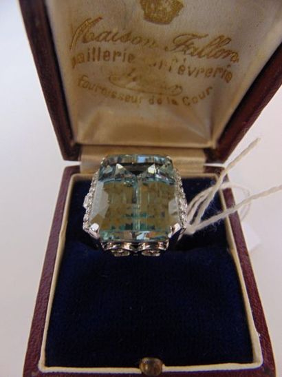 null 18 karat white gold ring set with a large emerald-cut aquamarine, hallmark,...