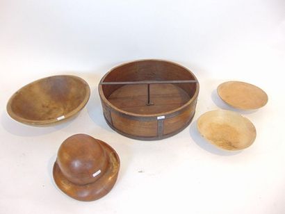 null Lot d'objets de décoration en bois, cinq pièces (mesure à grain, chapeau melon...