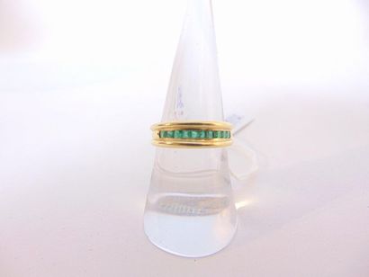 null Ring in 18 karat yellow gold set with a line of emeralds, punches, t. 54, 3...