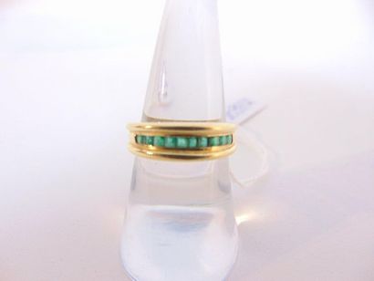null Ring in 18 karat yellow gold set with a line of emeralds, punches, t. 54, 3...