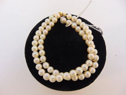 null Bracelet à double rang de perles, fermoir en or, l. 19 cm.