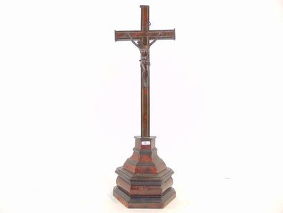 null Crucifix de style Baroque, XIXe, bois noirci partiellement ondé et placage à...