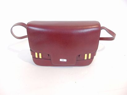 DELVAUX - BRUXELLES Burgundy grained leather handbag, with mirror and cover, l. 26...