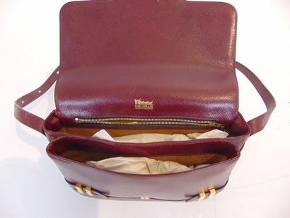 DELVAUX - BRUXELLES Burgundy grained leather handbag, with mirror and cover, l. 26...