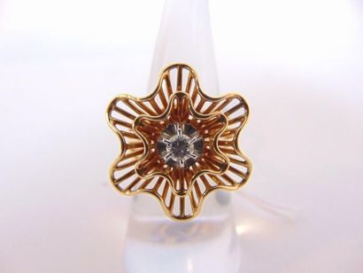 null Flower ring in 18 karat yellow gold set with a diamond, punched, t. 53, 8 g...