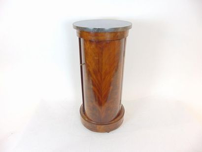 null Cylindrical somno opening by a leaf, early 19th century, mahogany wood and veneer,...