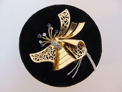 null Broche-nœud en or jaune 18 carats sertie de diamants et de saphirs, l. 6,5 cm...