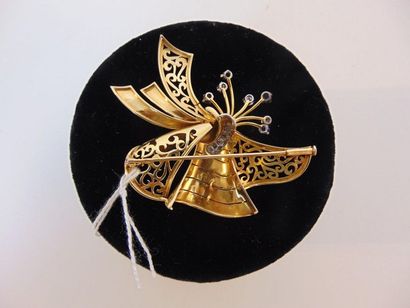 null Bow brooch in 18 carat yellow gold set with diamonds and sapphires, l. approx....