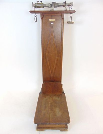 null Bathroom scale, circa 1900, oak, marked [L. EXUPÈRE / PARIS], h. 119 cm [al...