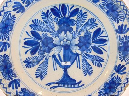 DELFT Plat creux à décor en camaïeu bleu d'un vase fleuri, XVIIIe, faïence stannifère,...