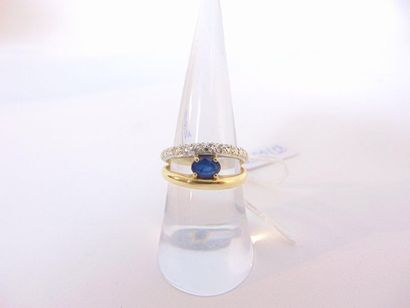 null Double ring in 18 karat yellow gold encircling an oval sapphire, t. 54, approx....